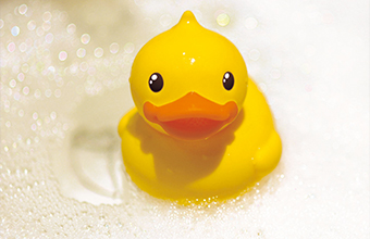 B.Duck小黄鸭诞生，于惠州大亚湾开设工厂，首个B.Duck小黄鸭产品，「防水收音机」面世
